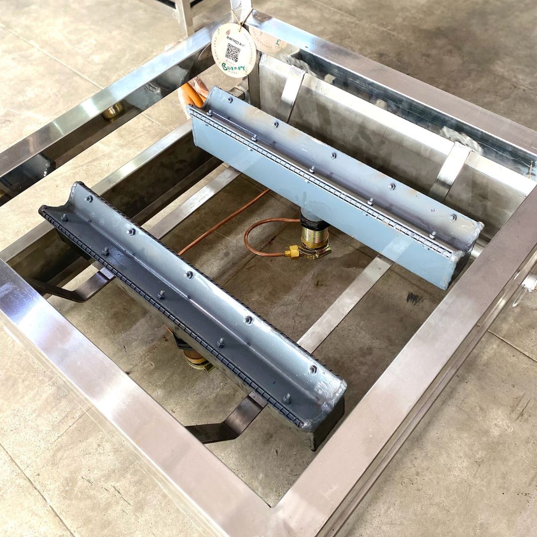Metallic frame with mechanical components on a concrete floor