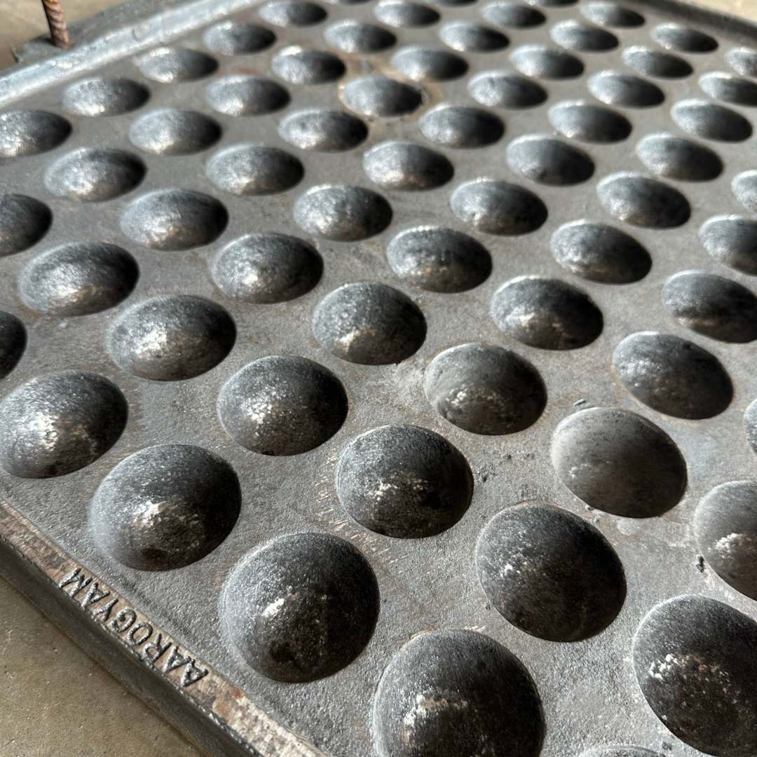 Metallic mold with spherical cavities on a textured surface